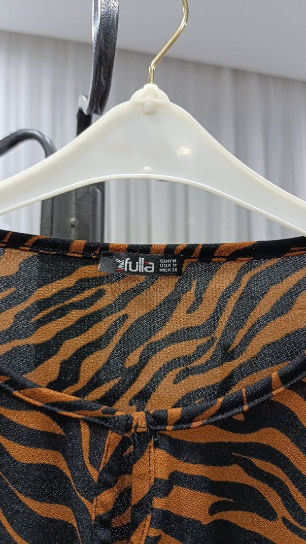 Kahverengi Zebra Desenli V Yaka Kadın Bluz - Görsel 2