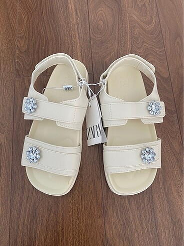 34 Beden beyaz Renk Zara sandalet