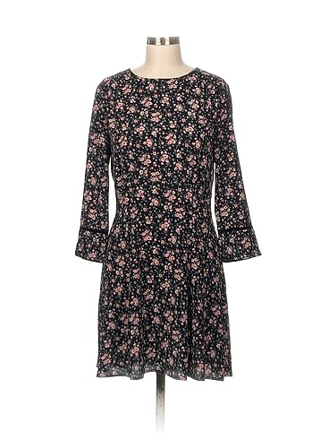 H&M Kısa Elbise %70 İndirimli.