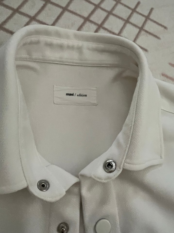 Mavi Düğmeli Beyaz Kısa Kollu Erkek Gömlek - Görsel 2