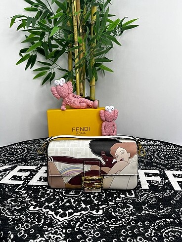 FENDİ BAGUETTE SHOULDER BAG
