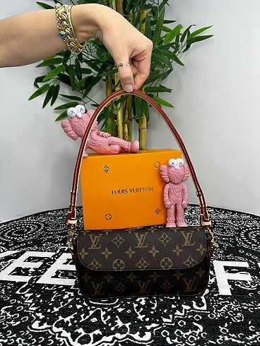 LOUIS VUITTON IVY WALLET ON CHAIN BAG