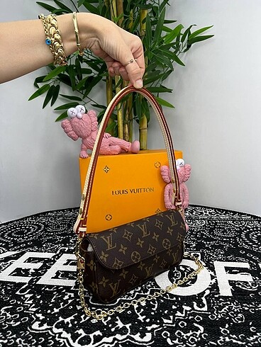  Beden LOUIS VUITTON IVY WALLET ON CHAIN BAG