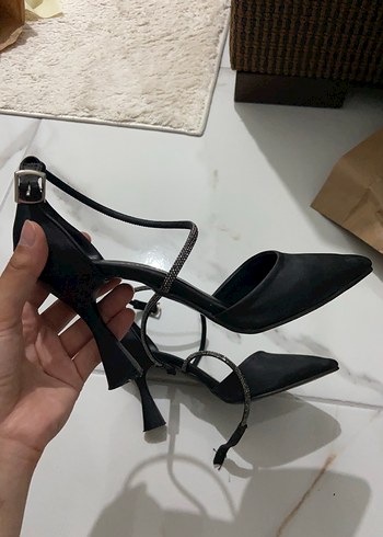 Diger Siyah Yılan Desenli Stiletto