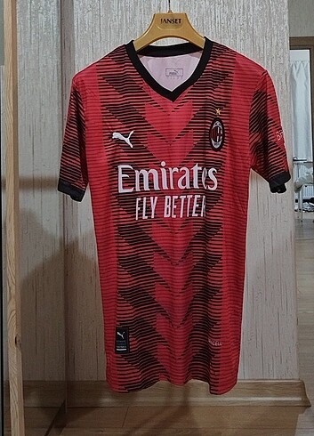 Milan 20232024 iç saha forması 