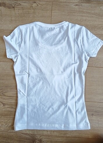 m Beden beyaz Renk Guess orijinal kadın tshirt