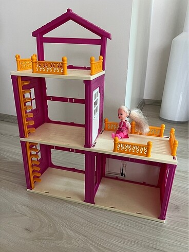 Oyuncak Ev ve Barbiesi