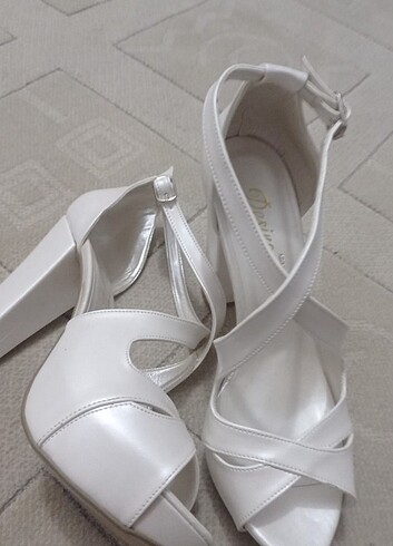 Kırık beyaz ayakkabı