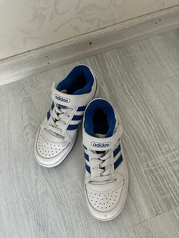 28 Beden beyaz Renk erkek çocuk adidas ayakkabısı