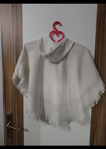 Beyaz Nakışlı Kız Çocuk Ponçosu - Görsel 2