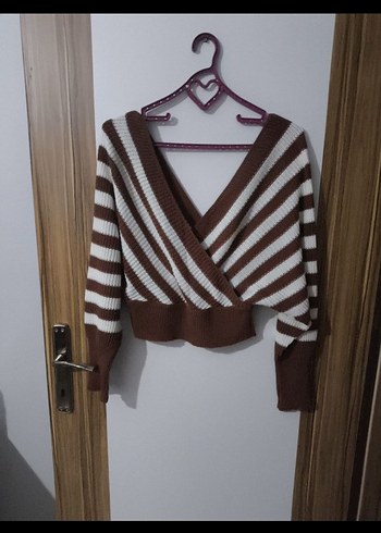 V Yaka Çizgili Kahverengi Triko Kazak - Görsel 2