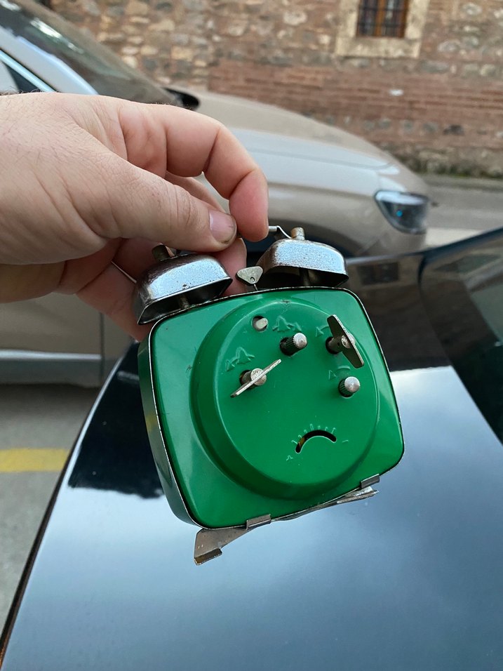 Yeşil Metal Çift Çanlı Masa Saati - Görsel 3