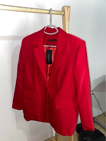 Vatkalı kırmızı blazer ceket