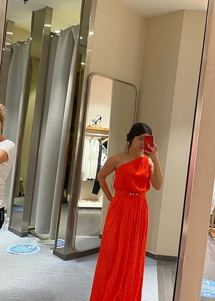 ADL Mert Aslan tek omuzlu pileli kemerli elbise nar çiçeği - Görsel 3