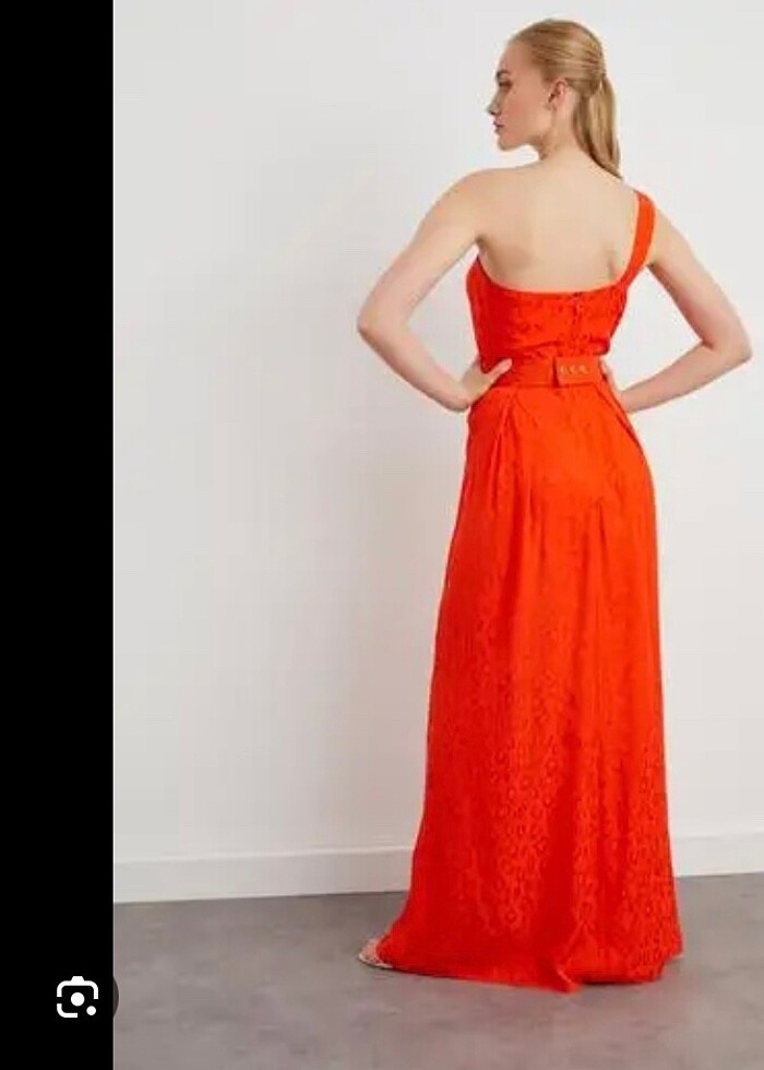 ADL Mert Aslan tek omuzlu pileli kemerli elbise nar çiçeği - Görsel 4