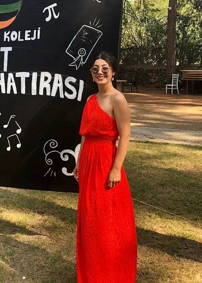 ADL Mert Aslan tek omuzlu pileli kemerli elbise nar çiçeği - Görsel 2