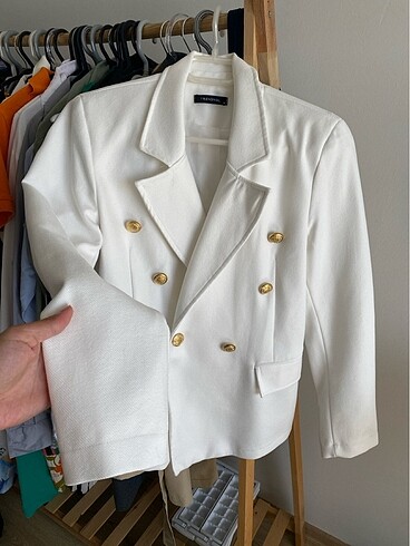 Beyaz gold düğme detaylı kruvaze blazer ceket - Görsel 4
