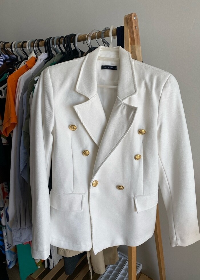 Beyaz gold düğme detaylı kruvaze blazer ceket - Görsel 3