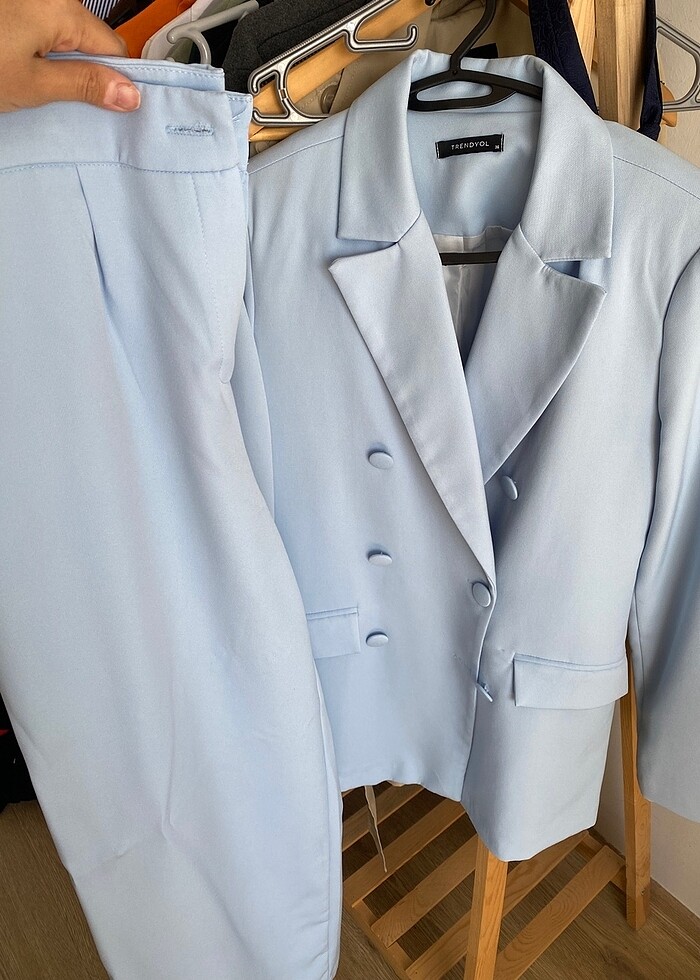 Bebe mavisi kruvaze ceketli takım elbise - Görsel 4