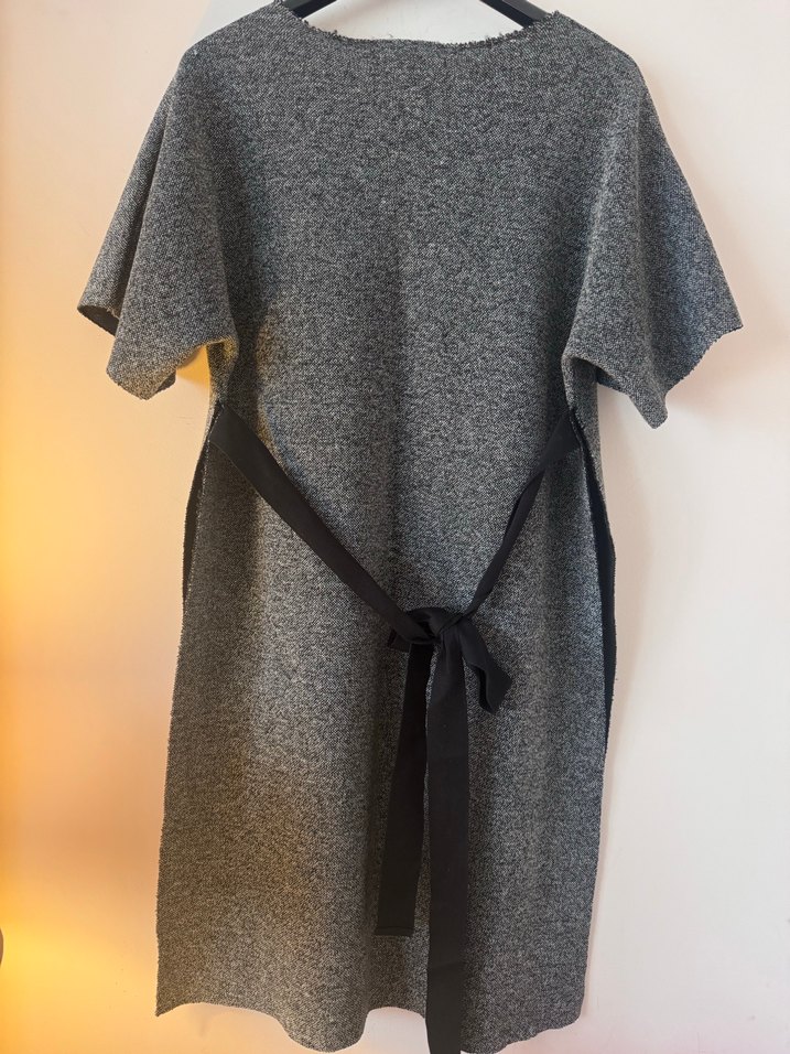 Gri V Yaka Kısa Kollu Triko tunik - Görsel 2