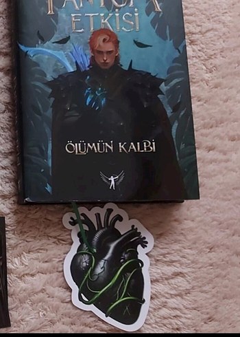 Ölümün Kalbi - Fantastik Roman kutulu ciltli yan boyamalidir