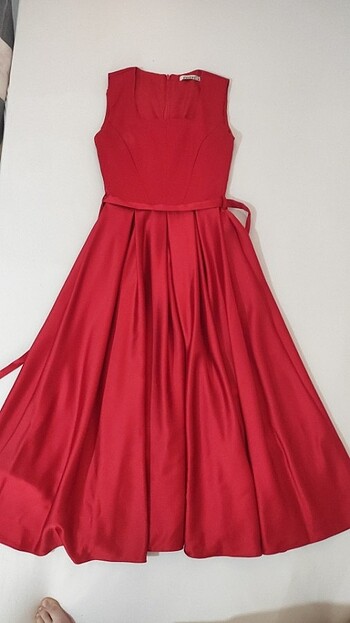 Kırmızı saten gece elbisesi 