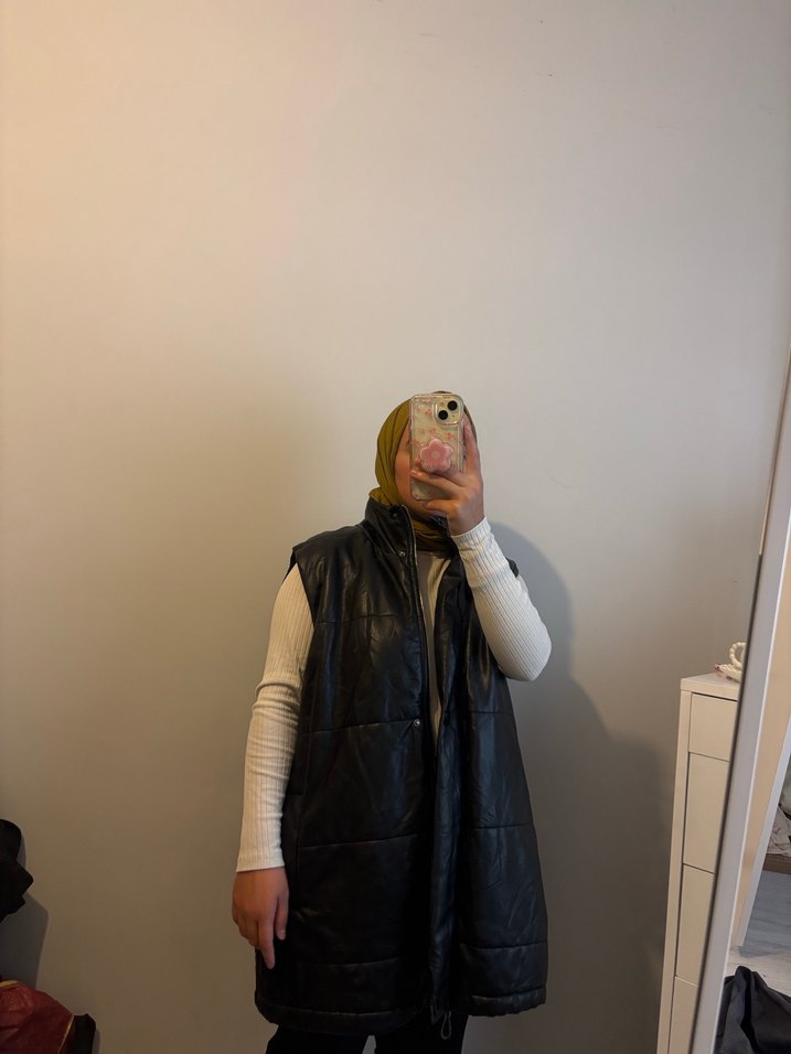 Siyah Deri Puff Yelek, Yüksek Yakalı - Görsel 3