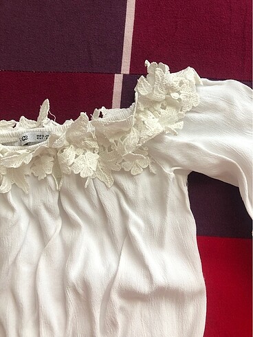 Diğer beyaz omzu çiçek detaylı açık omuzlu bluz