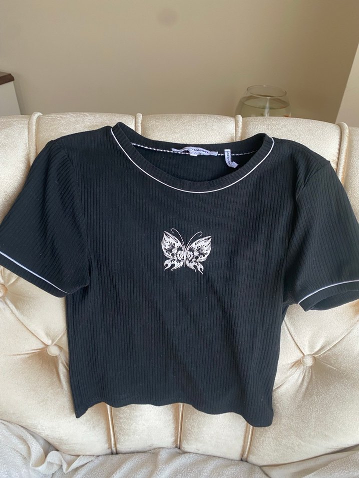 Kelebek Baskılı Siyah Kısa Kollu Tişört - Görsel 2