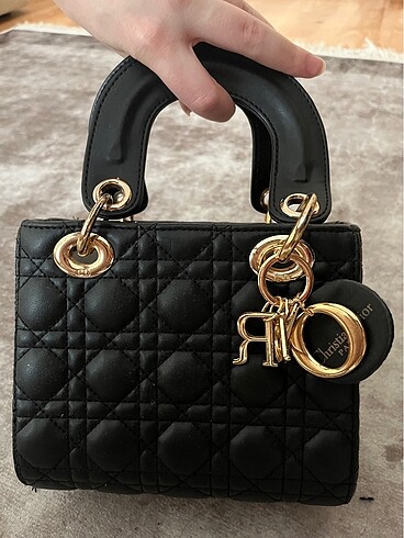 Dior canta
