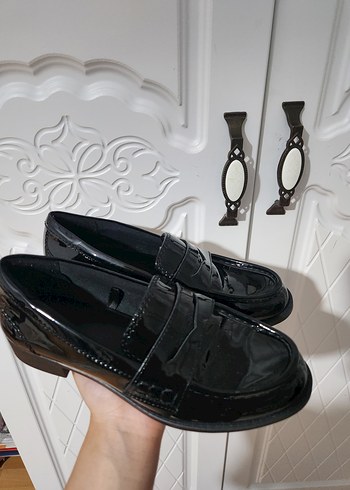 Parlak Siyah Tokalı Kadın Klasik Ayakkabı - Görsel 2