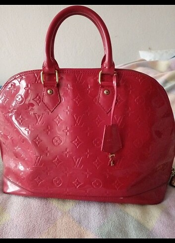  Beden kırmızı Renk Louis Vuitton çanta 