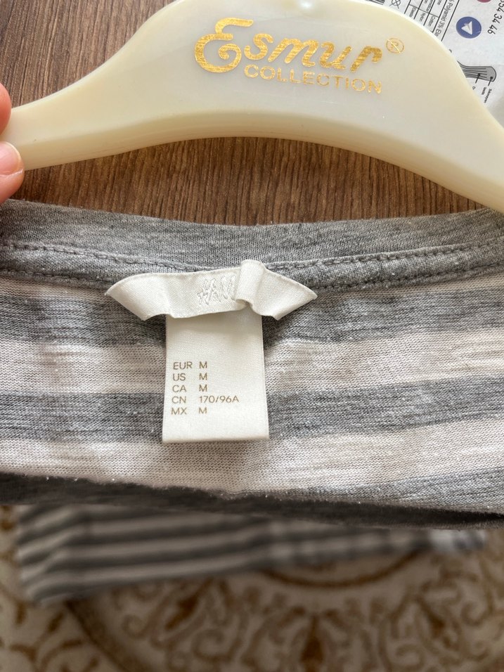 Kadın Gri Çizgili Kısa Kollu Tişört - Görsel 3