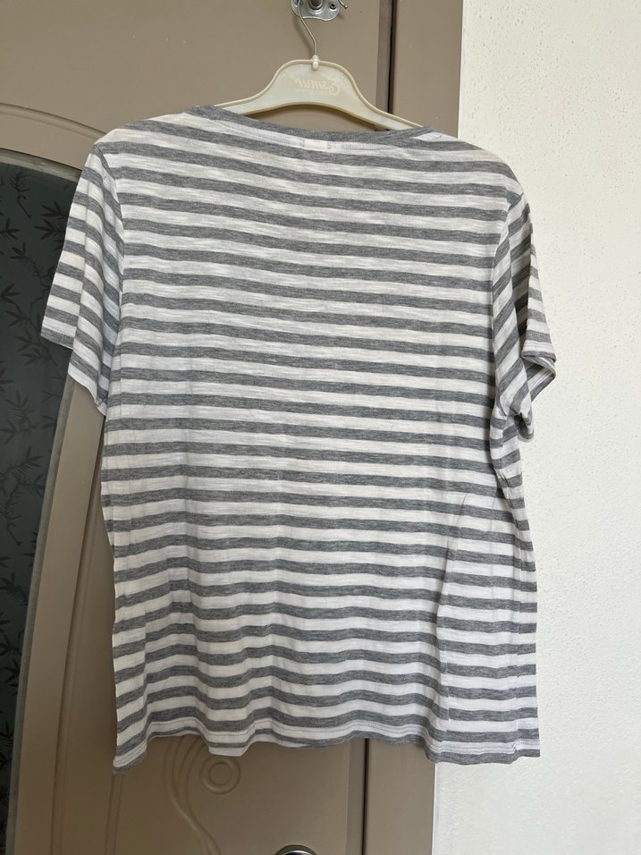 Kadın Gri Çizgili Kısa Kollu Tişört - Görsel 2