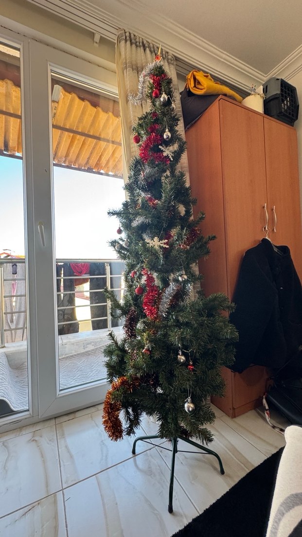 Kırmızı Parlak Yılbaşı Ağacı - Görsel 4