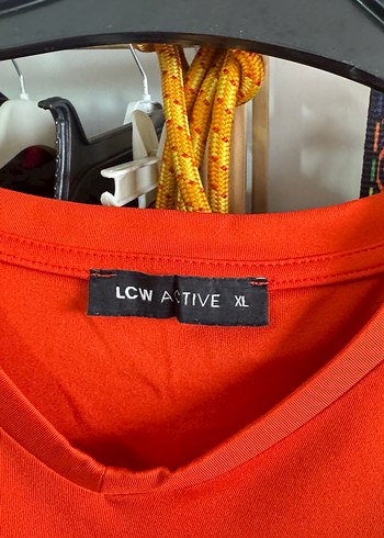 Kırmızı V Yakalı Kadın Tişört - Görsel 2