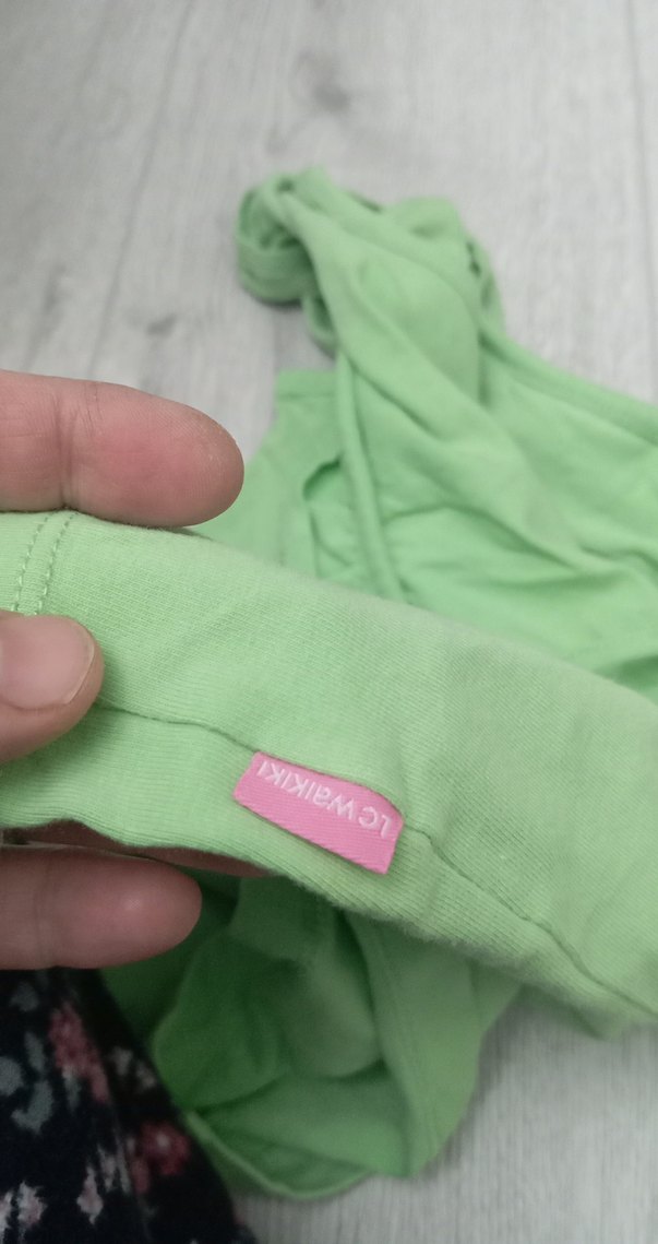 Kız Çocuk Yeşil Pul İşlemeli Straplez Tişört - Görsel 5