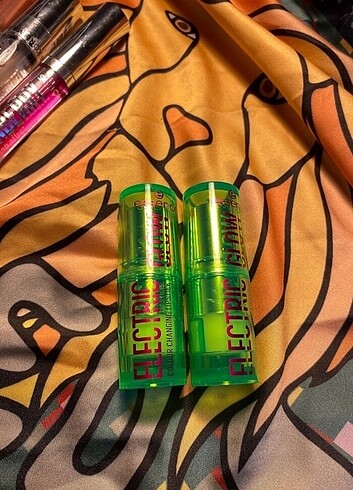 Essence Electric Glow Renk Değiştiren Ruj