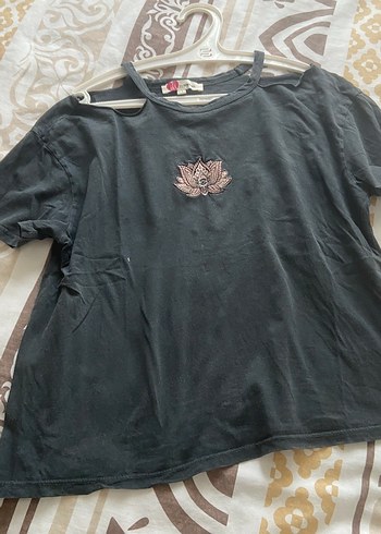 m Beden Omuzları Açık Siyah Baskılı Kadın Tişört