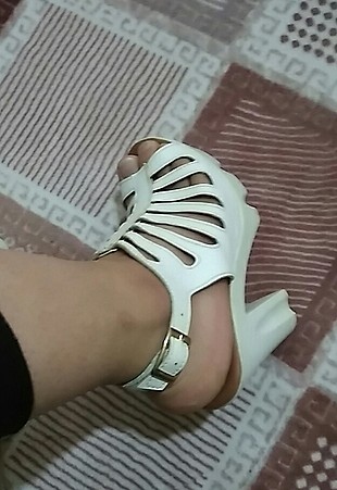beyaz topuklu ayakkabi