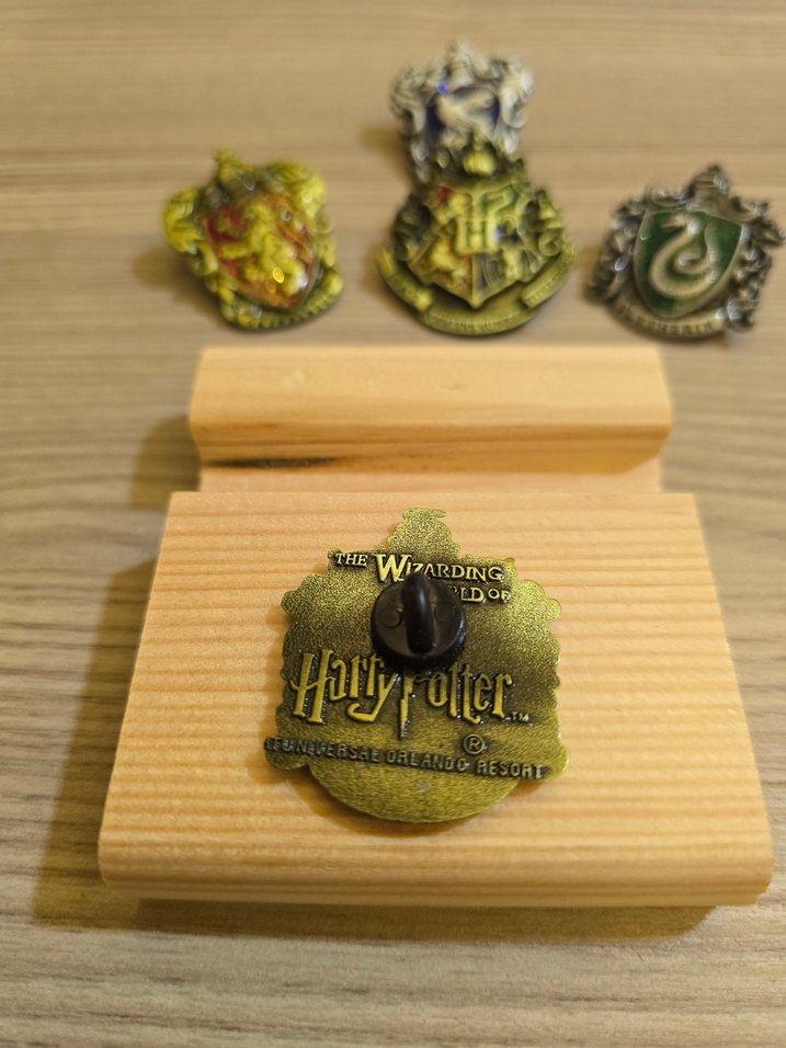 Harry Potter Parlak Altın Hufflepuff Rozeti - Görsel 2