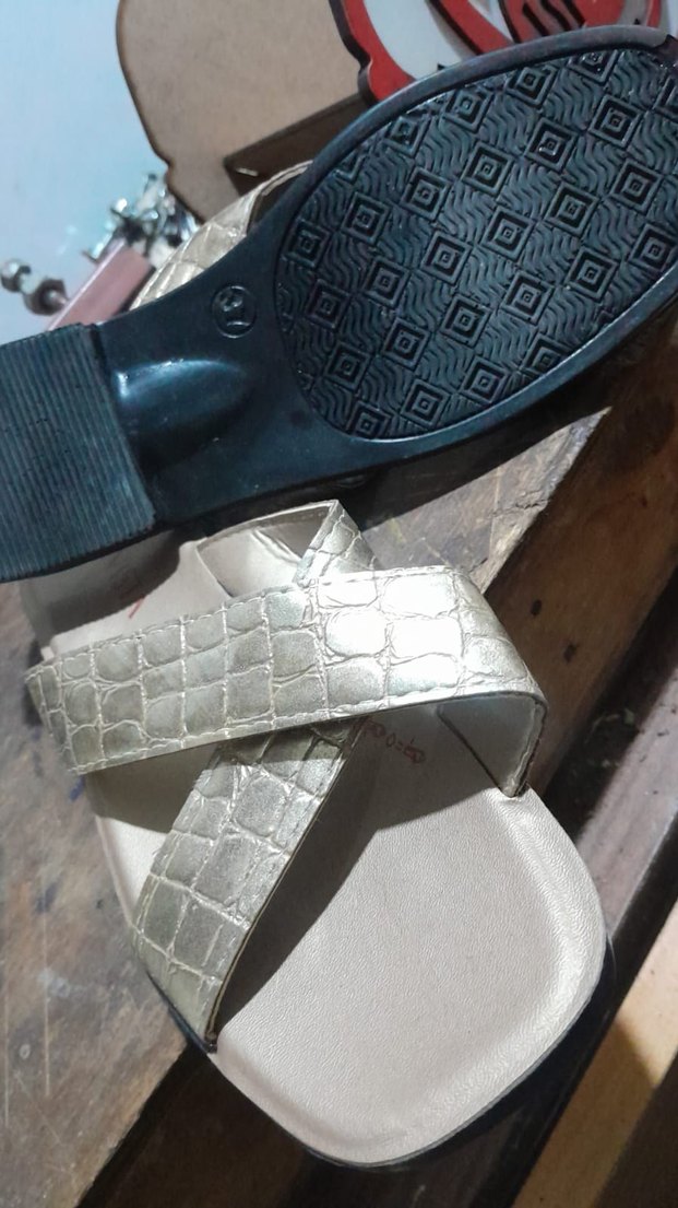 Gri Yılan Desenli Dolgu Topuklu Kadın Terlik - Görsel 2