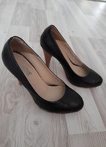 Siyah temiz topuklu ayakkabi