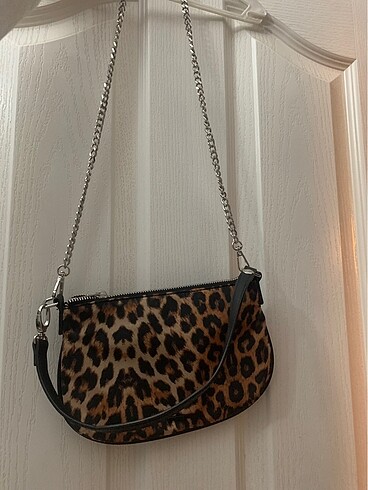 Leopar desenli Bershka Çanta zincirli