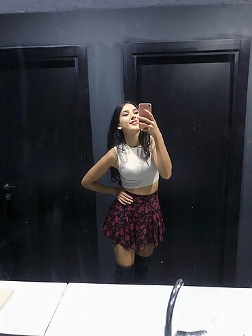 Kırmızı mini etek