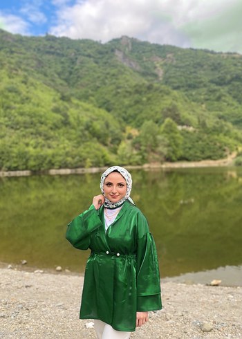 Drapeli Parlak Yeşil Uzun Kadın Kap