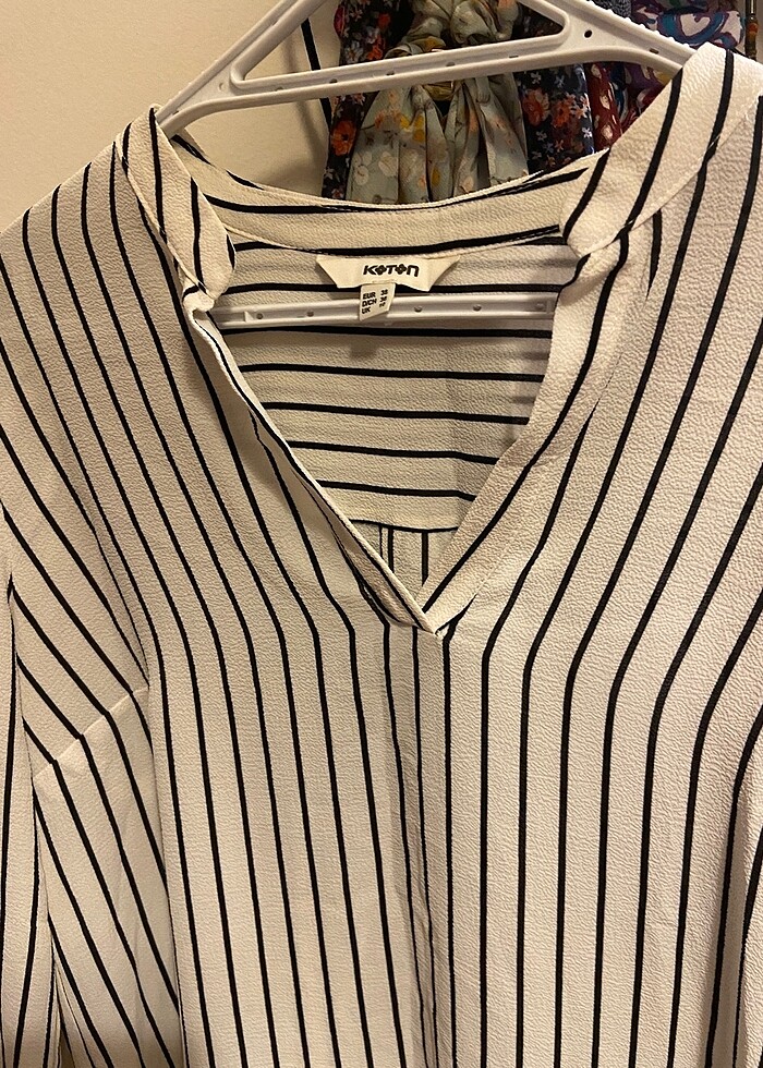 Beyaz çizgili gömlek - Görsel 2