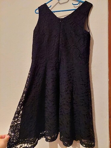 siyah dantel güpürlü göğüs dekolteli kısa elbise