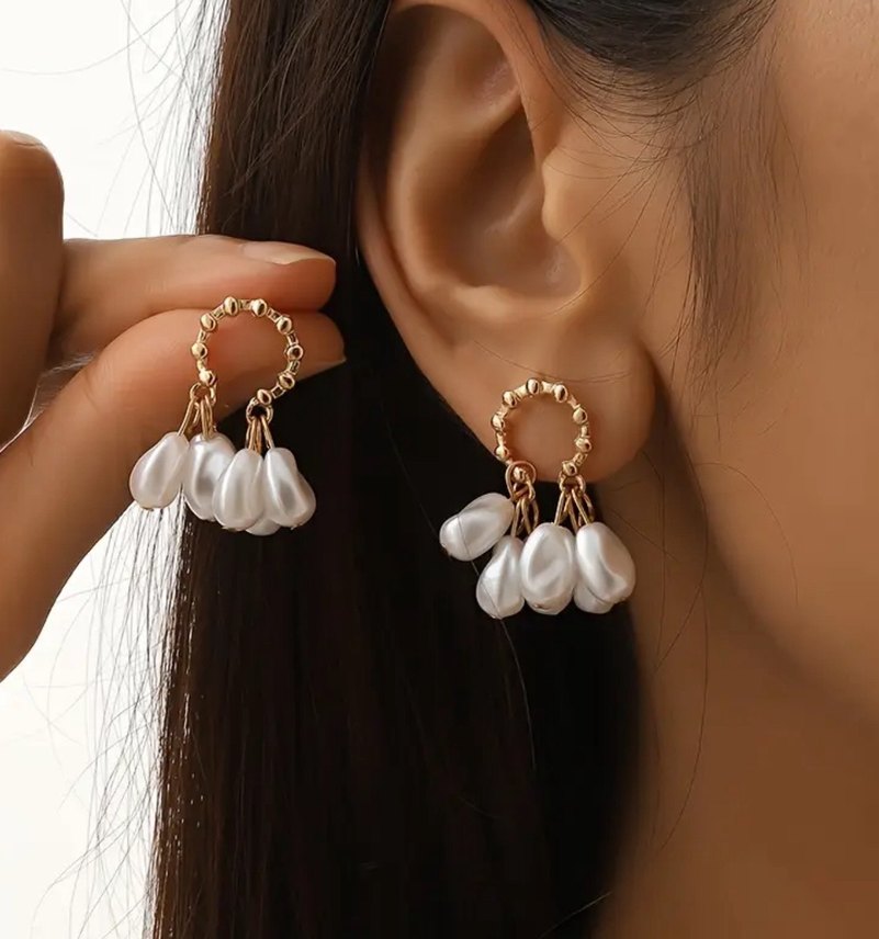 Beyaz Boncuklu Mini Çiçek Küpeler - Görsel 4