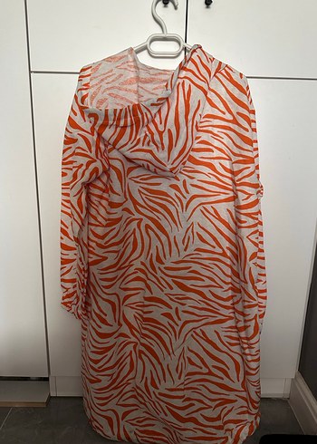 Turuncu Zebra Desenli Uzun Kadın Yağmurluk - Görsel 2